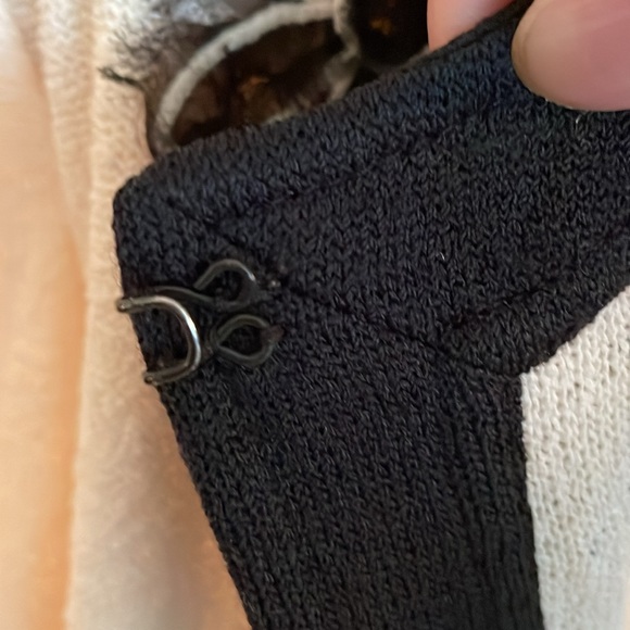 ST. JOHN Women’s Knit Cream Black Embroidered Trim Jacket Size 12 - Picture 8 of 16